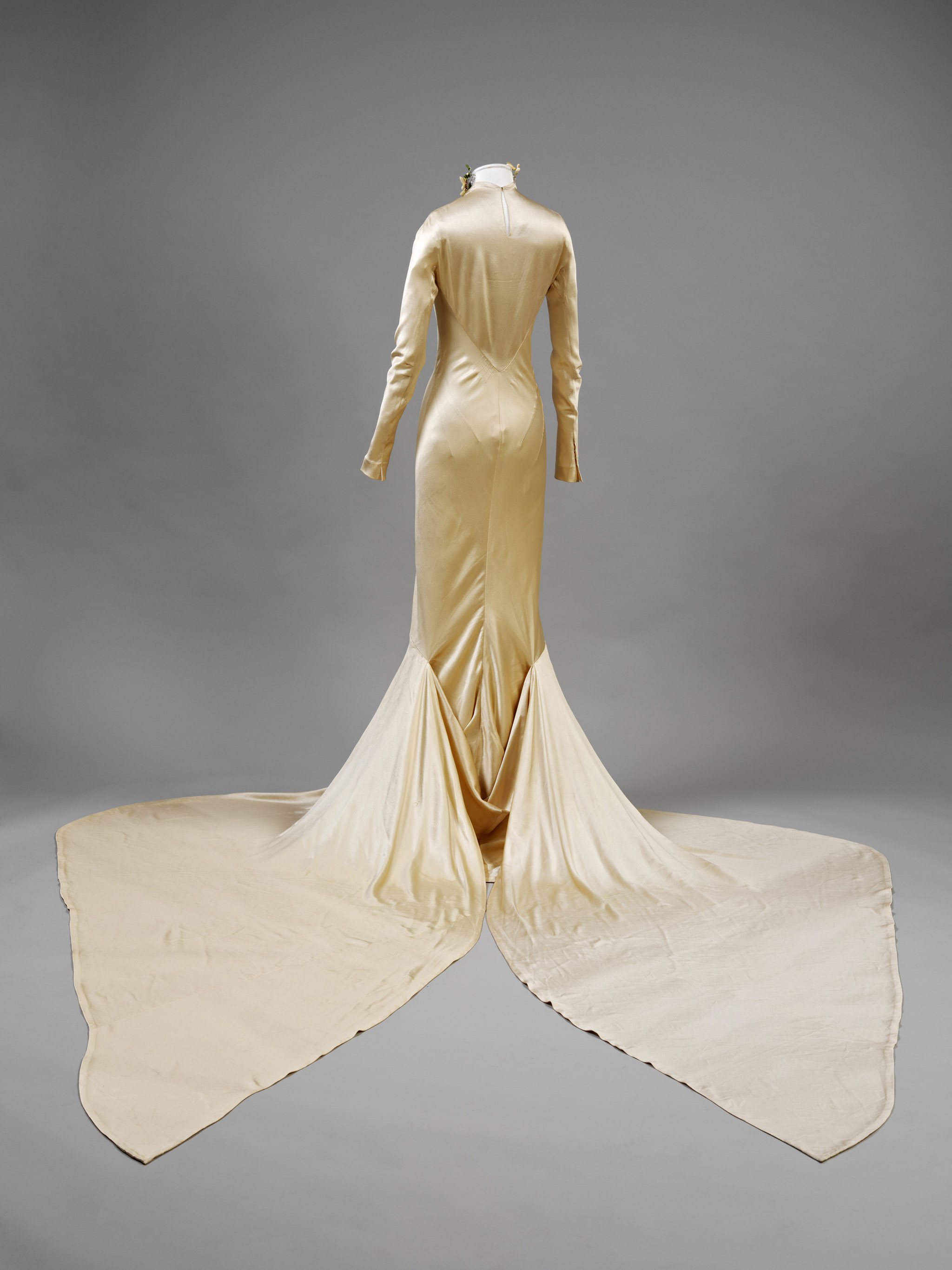 Silk_satin_wedding_dress_designed_by_Charles_James_London_1934._Worn_by_Barbara_Baba_Beaton._Given_by_Mrs_Alec_Hambro_c_Victoria_and_Albert_Museum_London_reverse
