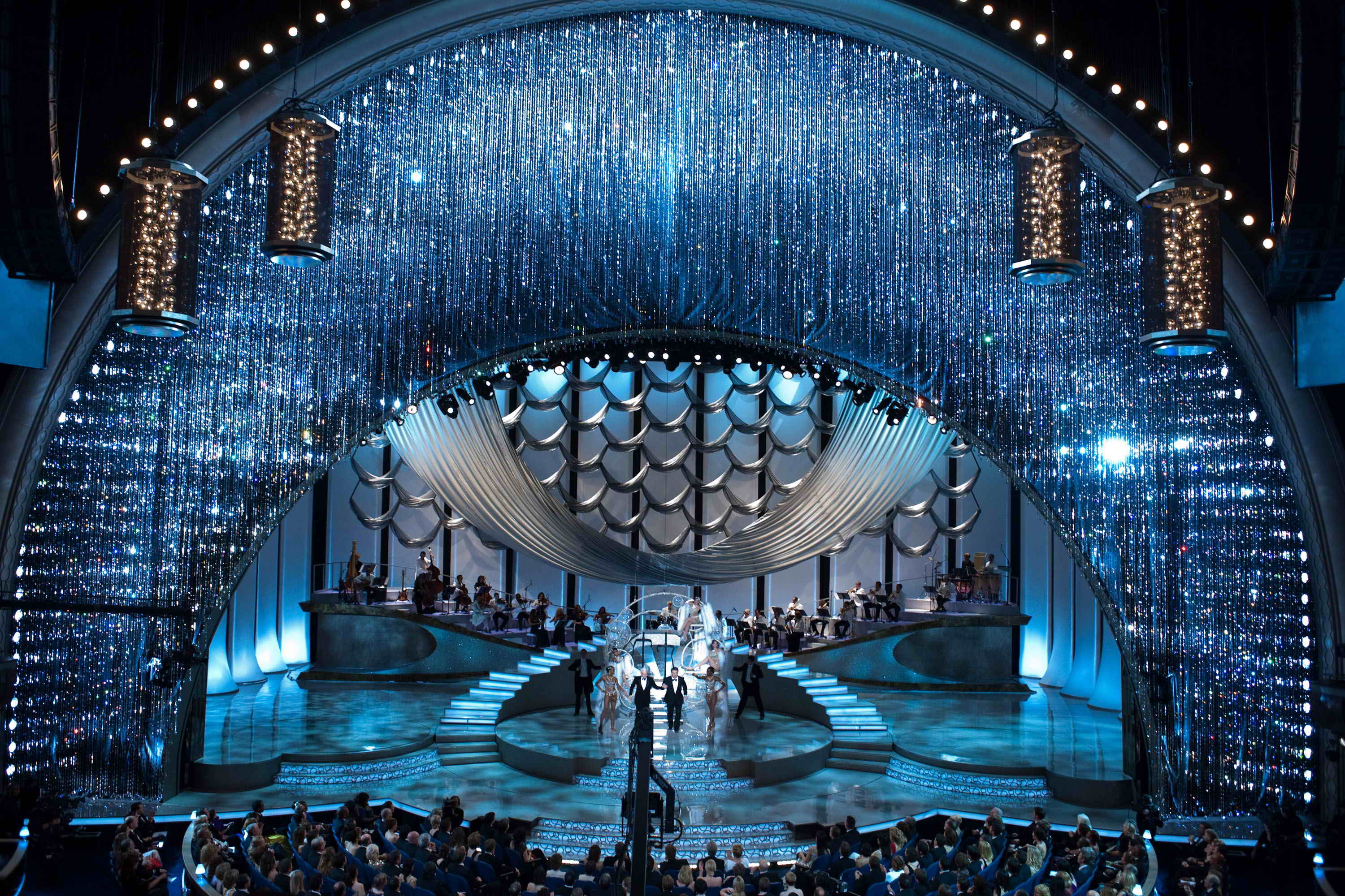 Curtain-for-the-2010-Oscars-with-more-than-100000-crystals-designed-by-David-Rockwell.-©-A.M.P.A.S