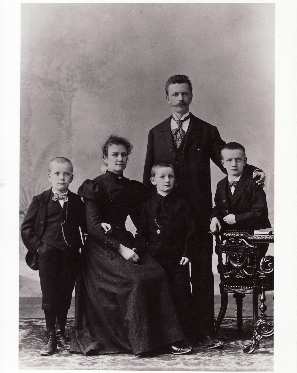 Daniel-Swarovski-with-his-wife-and-their-sons-1898-©Swarovski-Archive