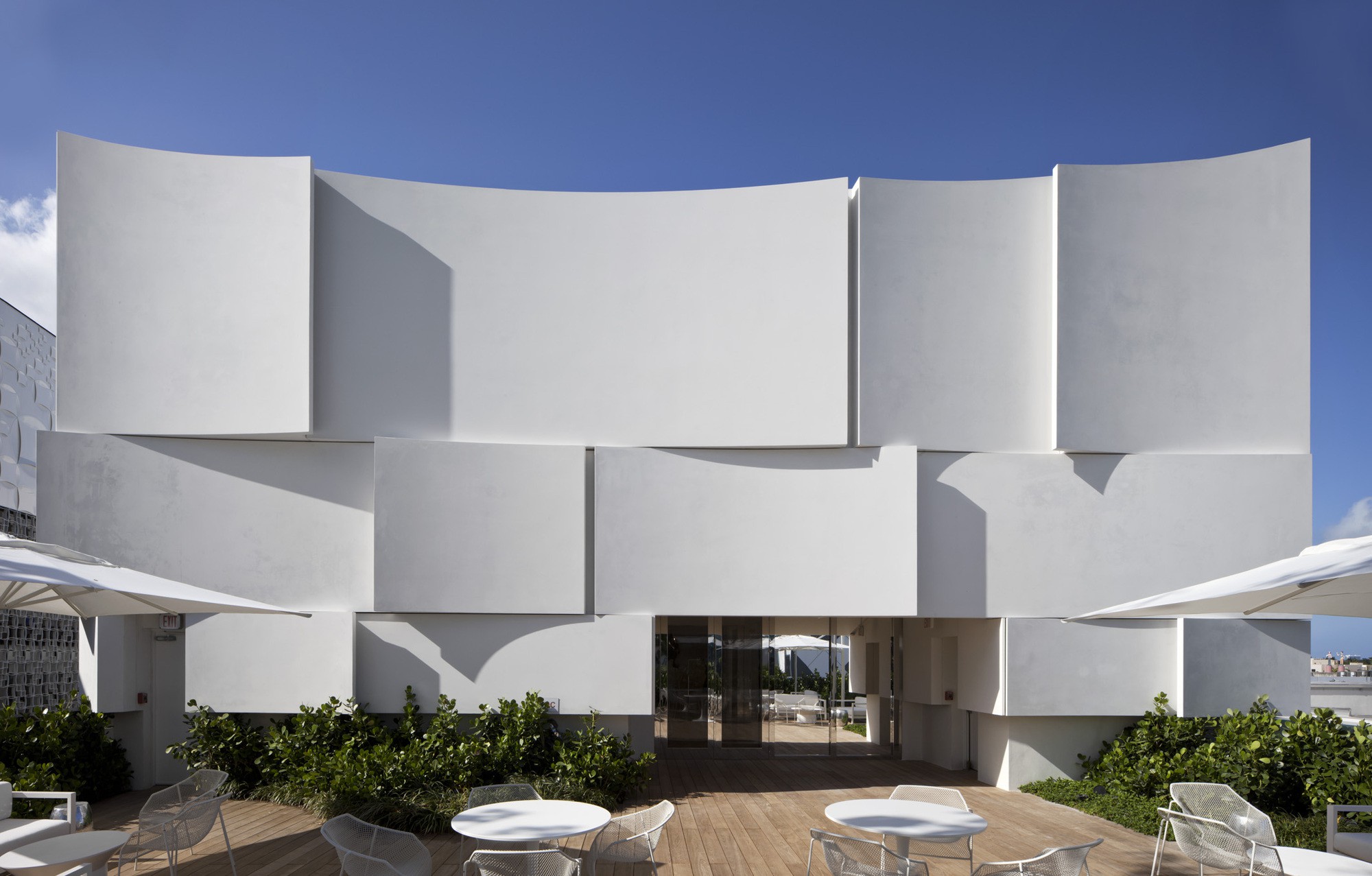 Dior Miami Facade-yesonfashion-com-10