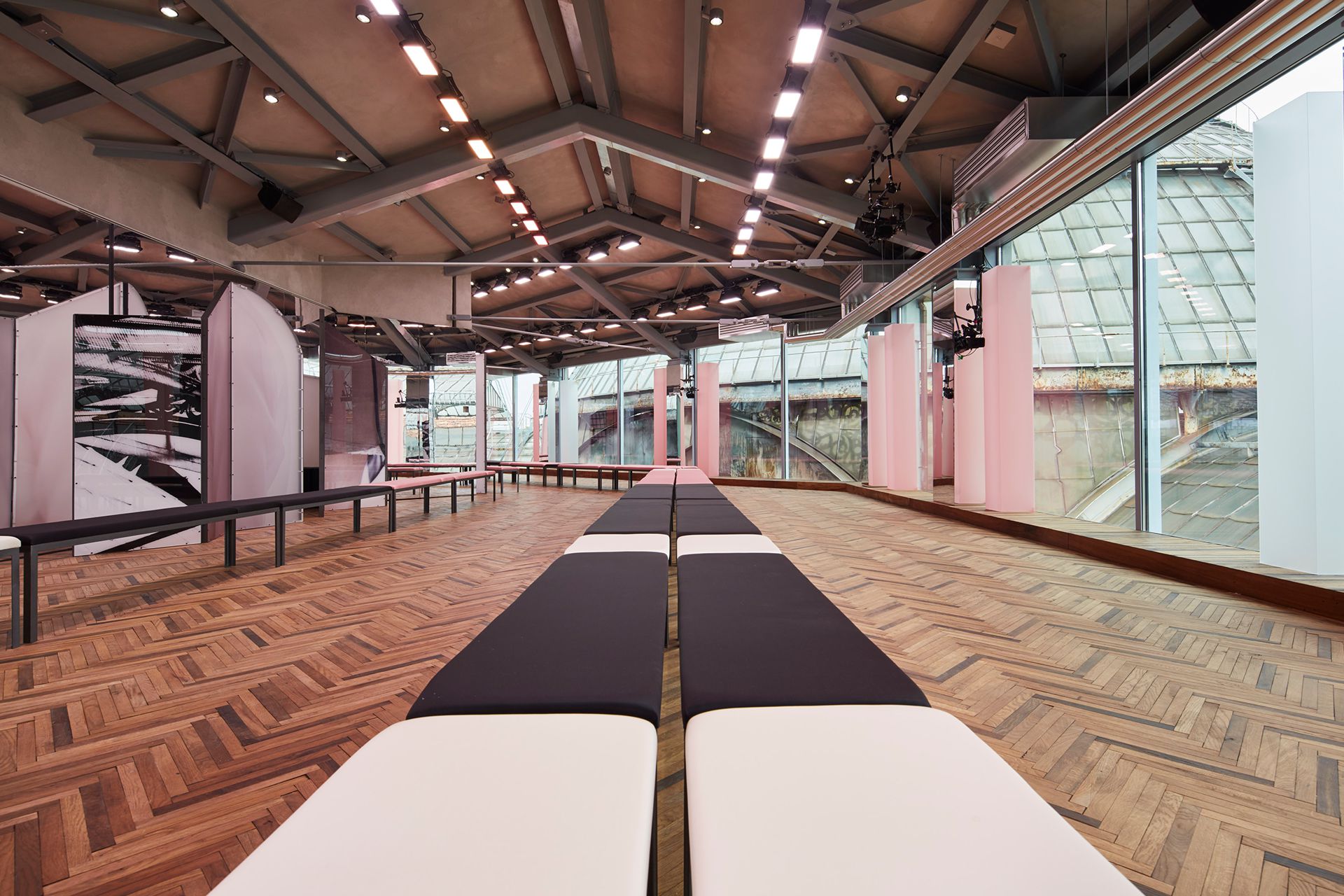 举办 Prada 2018 早春度假系列女装秀的新展馆