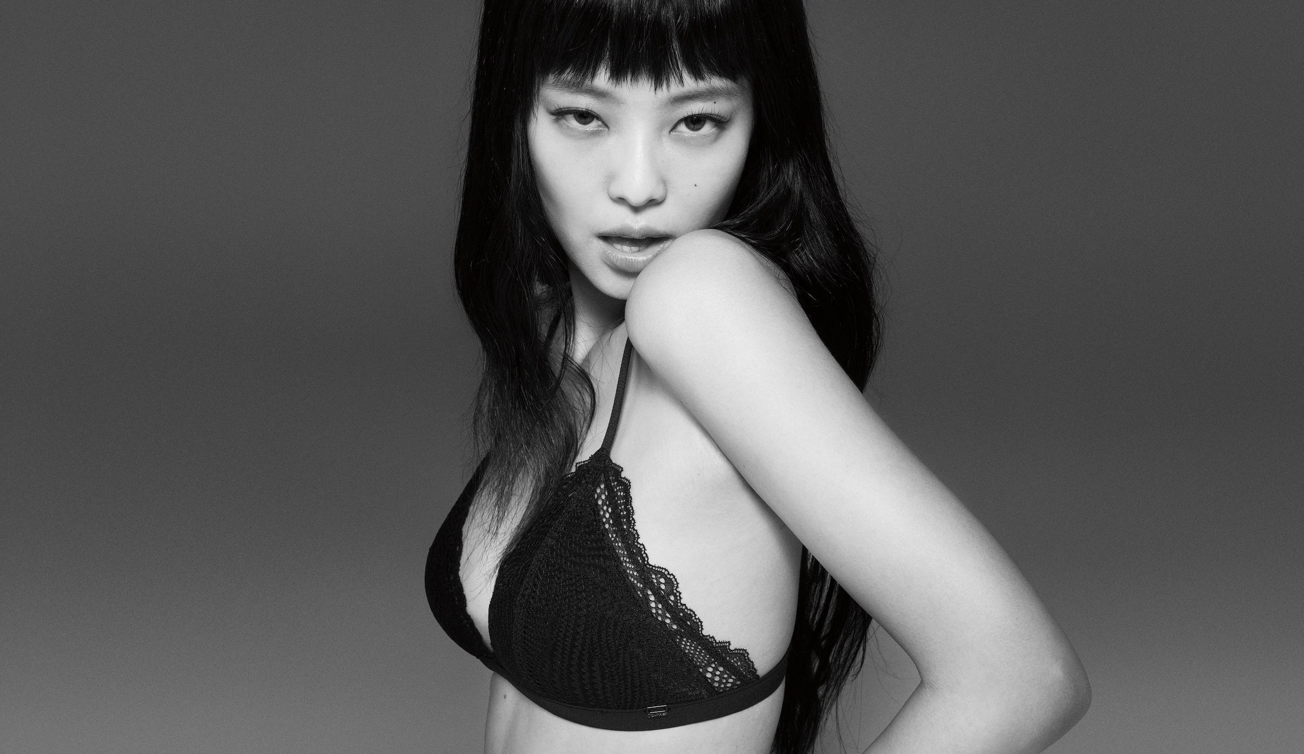 BLACKPINK Jennie在CK 2023春季广告上化身猫系女孩