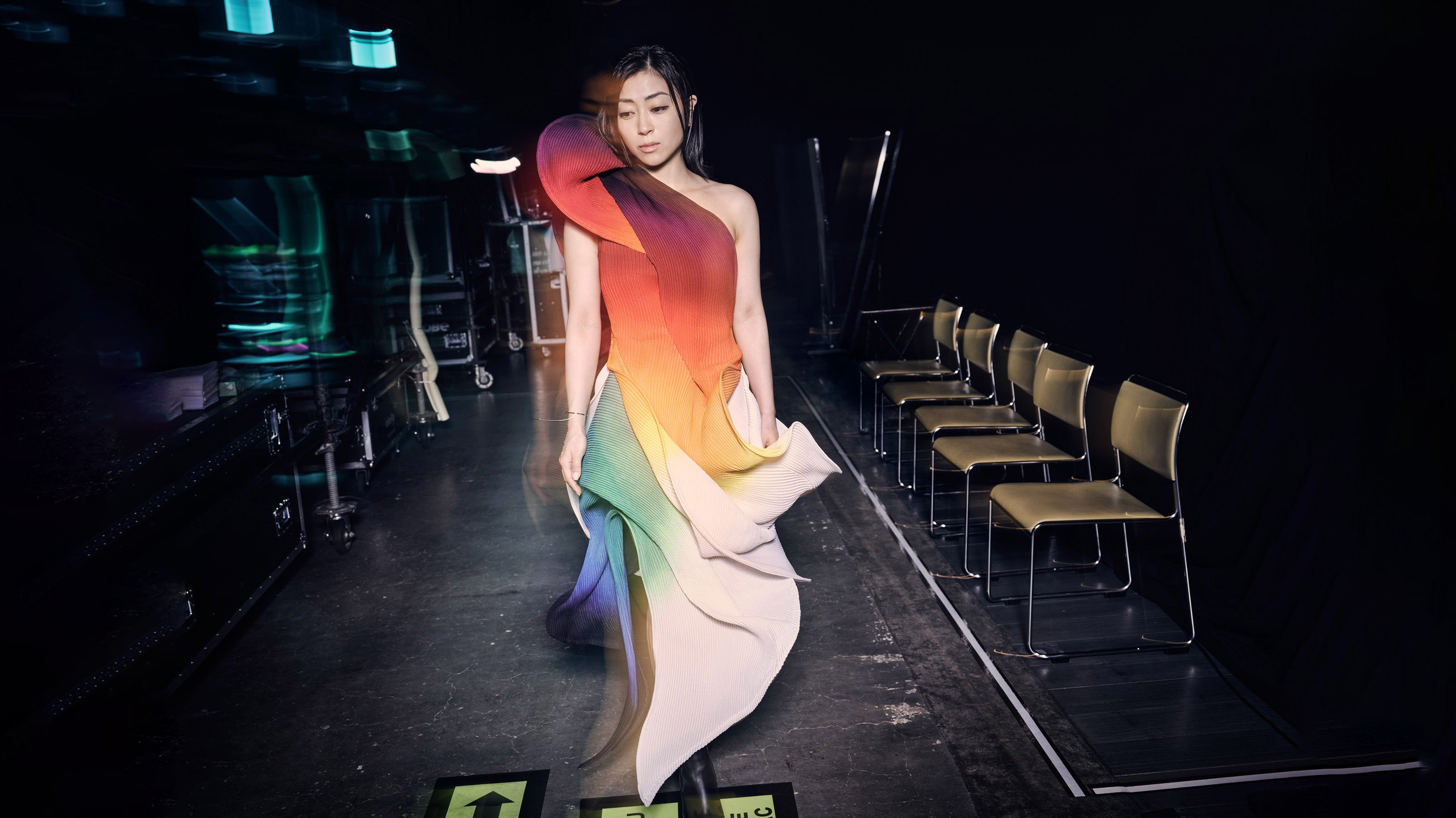 Hikaru Utada x Issey Miyake 定制彩虹渐变服装